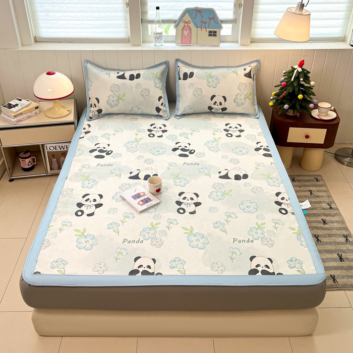 91家纺网 家纺一手货源 找家纺 安哆啦家纺 2025新款A类小清新卡通高品质冰藤印花凉席床笠床席款 冰藤席-熊猫团团【床笠款】