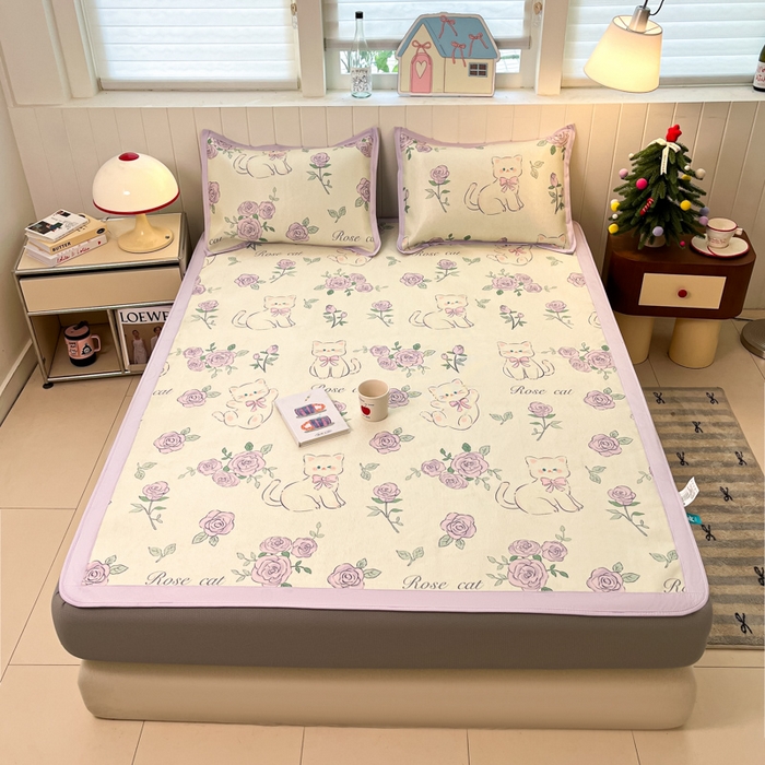 91家纺网 家纺一手货源 找家纺 安哆啦家纺 2025新款A类小清新卡通高品质冰藤印花凉席床笠床席款 冰藤席-紫花猫【床笠款】