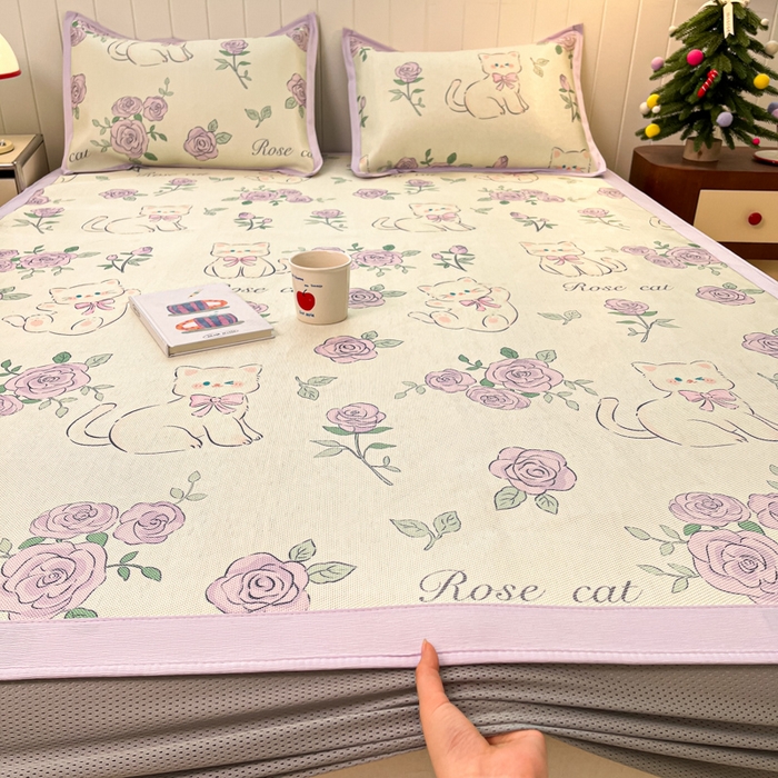 91家纺网 家纺一手货源 找家纺 安哆啦家纺 2025新款A类小清新卡通高品质冰藤印花凉席床笠床席款 冰藤席-紫花猫【床笠款】