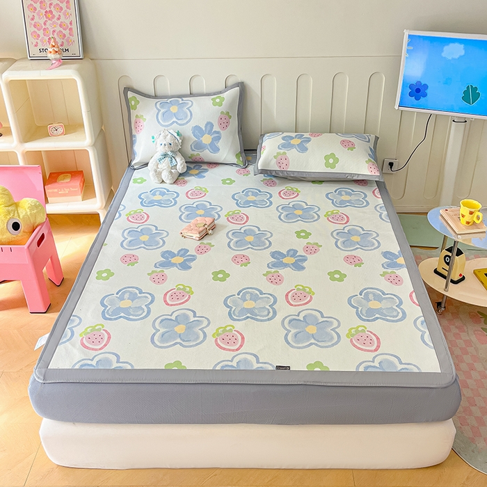 91家纺网 家纺一手货源 找家纺 安哆啦家纺 2025新款A类小清新卡通高品质冰藤印花凉席床笠床席款 冰藤席-草莓蓝花【床笠款】