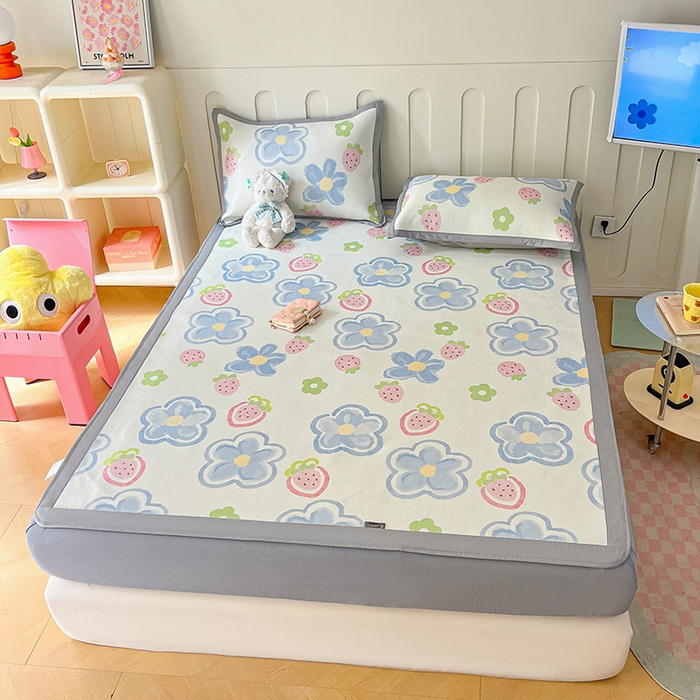 91家纺网 家纺一手货源 找家纺 安哆啦家纺 2025新款A类小清新卡通高品质冰藤印花凉席床笠床席款 冰藤席-草莓蓝花【床笠款】