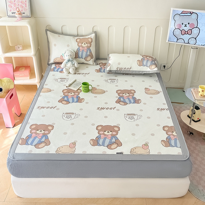 91家纺网 家纺一手货源 找家纺 安哆啦家纺 2025新款A类小清新卡通高品质冰藤印花凉席床笠床席款 冰藤席-蛋糕小熊【床笠款】