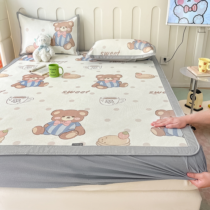 91家纺网 家纺一手货源 找家纺 安哆啦家纺 2025新款A类小清新卡通高品质冰藤印花凉席床笠床席款 冰藤席-蛋糕小熊【床笠款】