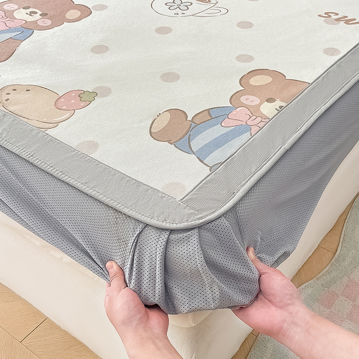 91家纺网 家纺一手货源 找家纺 安哆啦家纺 2025新款A类小清新卡通高品质冰藤印花凉席床笠床席款 冰藤席-蛋糕小熊【床笠款】