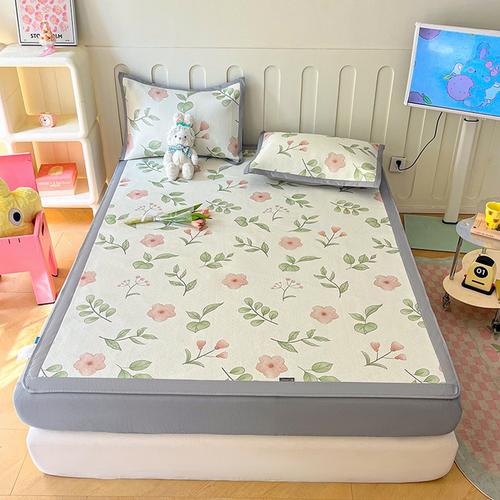 91家纺网 家纺一手货源 找家纺 安哆啦家纺 2025新款A类小清新卡通高品质冰藤印花凉席床笠床席款 冰藤席-花丛间【床笠款】