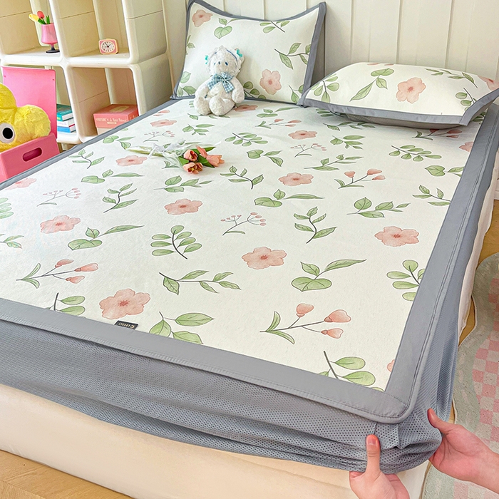 91家纺网 家纺一手货源 找家纺 安哆啦家纺 2025新款A类小清新卡通高品质冰藤印花凉席床笠床席款 冰藤席-花丛间【床笠款】