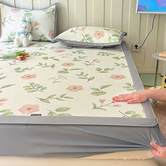 91家纺网 家纺一手货源 找家纺 安哆啦家纺 2025新款A类小清新卡通高品质冰藤印花凉席床笠床席款 冰藤席-花丛间【床笠款】