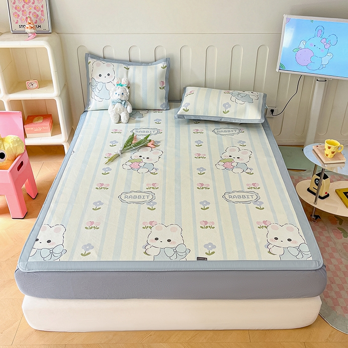 91家纺网 家纺一手货源 找家纺 安哆啦家纺 2025新款A类小清新卡通高品质冰藤印花凉席床笠床席款 冰藤席-花中兔【床笠款】