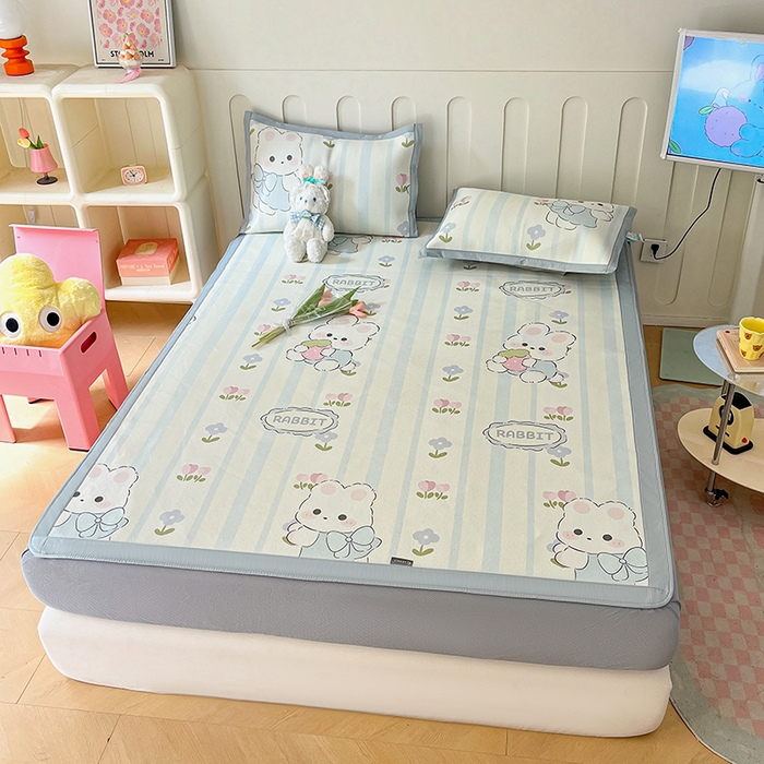 91家纺网 家纺一手货源 找家纺 安哆啦家纺 2025新款A类小清新卡通高品质冰藤印花凉席床笠床席款 冰藤席-花中兔【床笠款】