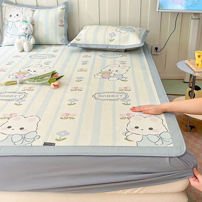 91家纺网 家纺一手货源 找家纺 安哆啦家纺 2025新款A类小清新卡通高品质冰藤印花凉席床笠床席款 冰藤席-花中兔【床笠款】