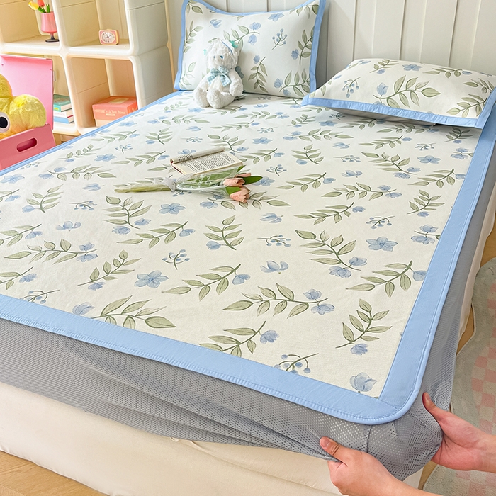 91家纺网 家纺一手货源 找家纺 安哆啦家纺 2025新款A类小清新卡通高品质冰藤印花凉席床笠床席款 冰藤席-森林来信【床笠款】