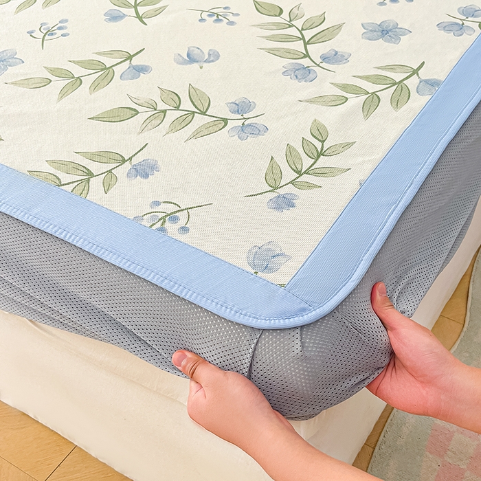 91家纺网 家纺一手货源 找家纺 安哆啦家纺 2025新款A类小清新卡通高品质冰藤印花凉席床笠床席款 冰藤席-森林来信【床笠款】