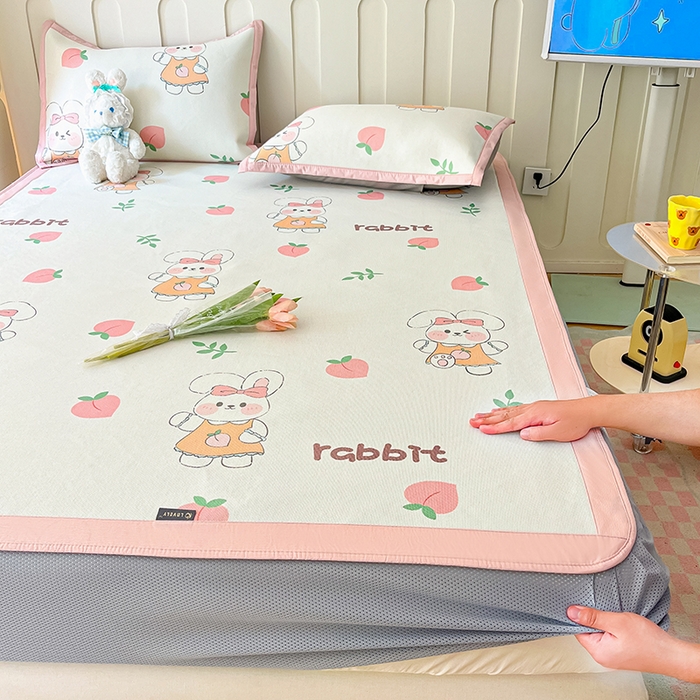 91家纺网 家纺一手货源 找家纺 安哆啦家纺 2025新款A类小清新卡通高品质冰藤印花凉席床笠床席款 冰藤席-桃桃兔兔【床笠款】