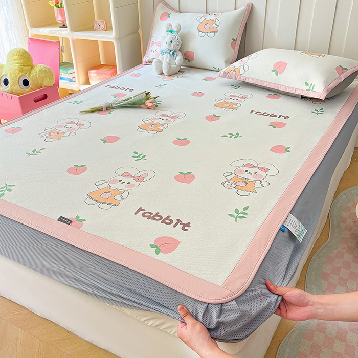 91家纺网 家纺一手货源 找家纺 安哆啦家纺 2025新款A类小清新卡通高品质冰藤印花凉席床笠床席款 冰藤席-桃桃兔兔【床笠款】