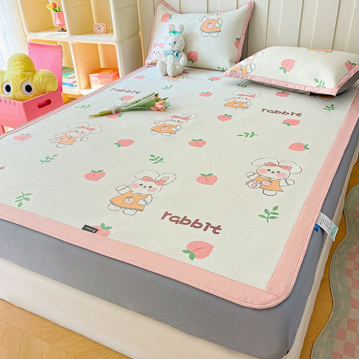 91家纺网 家纺一手货源 找家纺 安哆啦家纺 2025新款A类小清新卡通高品质冰藤印花凉席床笠床席款 冰藤席-桃桃兔兔【床笠款】