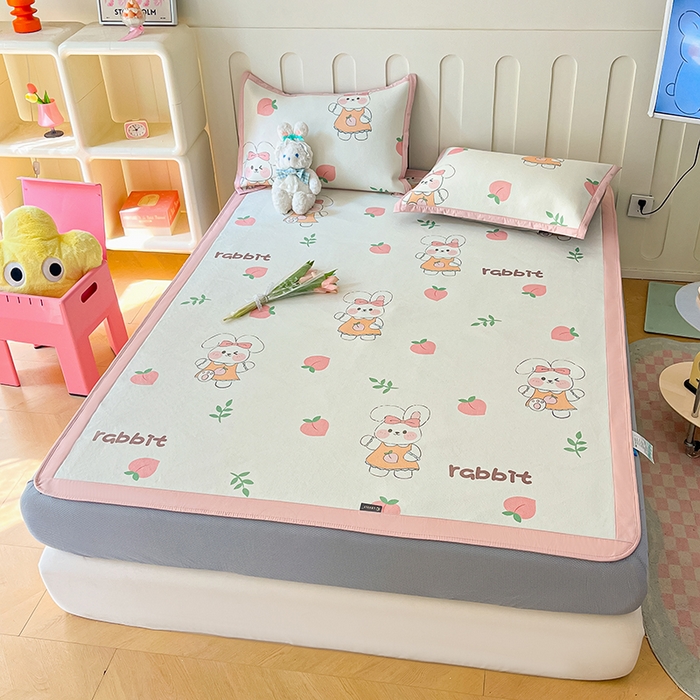 91家纺网 家纺一手货源 找家纺 安哆啦家纺 2025新款A类小清新卡通高品质冰藤印花凉席床笠床席款 冰藤席-桃桃兔兔【床笠款】