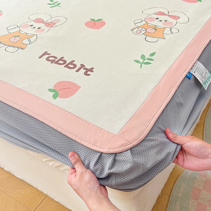 91家纺网 家纺一手货源 找家纺 安哆啦家纺 2025新款A类小清新卡通高品质冰藤印花凉席床笠床席款 冰藤席-桃桃兔兔【床笠款】