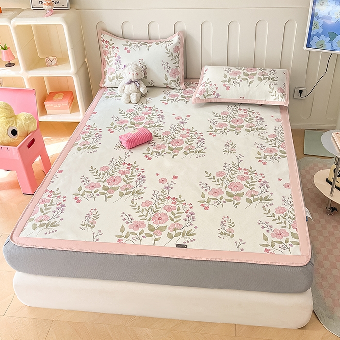 91家纺网 家纺一手货源 找家纺 安哆啦家纺 2025新款A类小清新卡通高品质冰藤印花凉席床笠床席款 冰藤席-夏日初恋【床笠款】