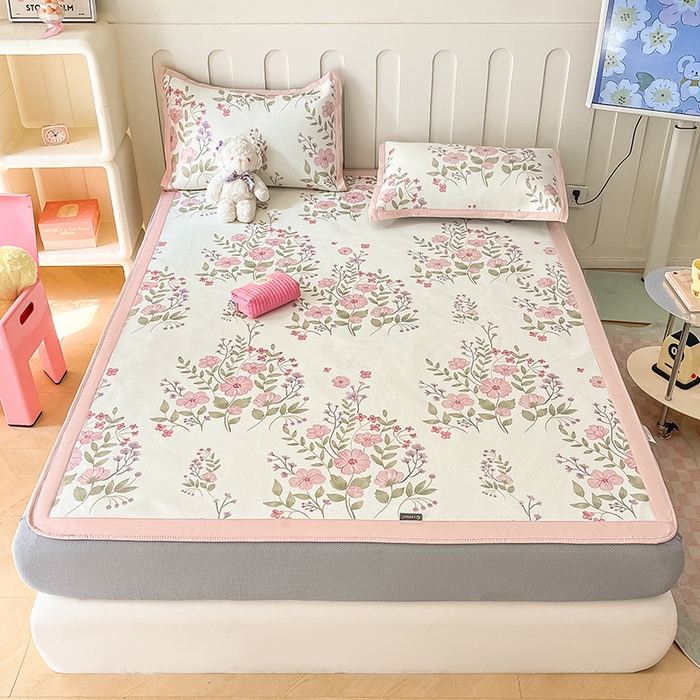 91家纺网 家纺一手货源 找家纺 安哆啦家纺 2025新款A类小清新卡通高品质冰藤印花凉席床笠床席款 冰藤席-夏日初恋【床笠款】