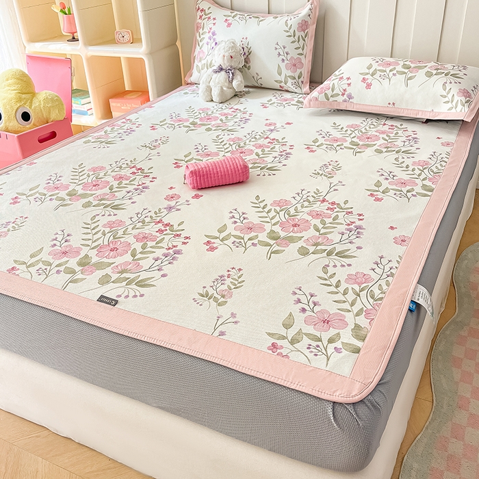 91家纺网 家纺一手货源 找家纺 安哆啦家纺 2025新款A类小清新卡通高品质冰藤印花凉席床笠床席款 冰藤席-夏日初恋【床笠款】