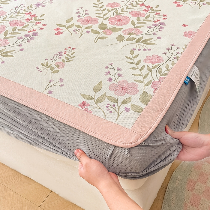 91家纺网 家纺一手货源 找家纺 安哆啦家纺 2025新款A类小清新卡通高品质冰藤印花凉席床笠床席款 冰藤席-夏日初恋【床笠款】