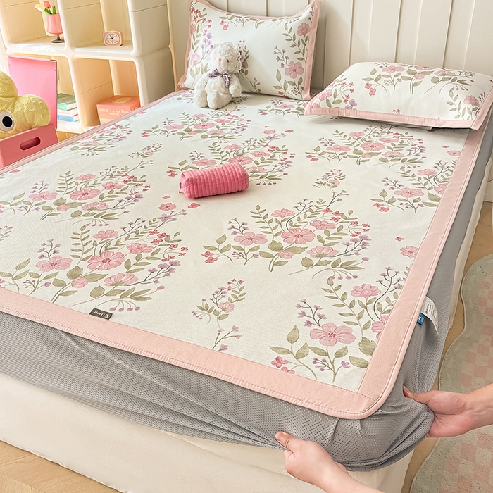 91家纺网 家纺一手货源 找家纺 安哆啦家纺 2025新款A类小清新卡通高品质冰藤印花凉席床笠床席款 冰藤席-夏日初恋【床笠款】