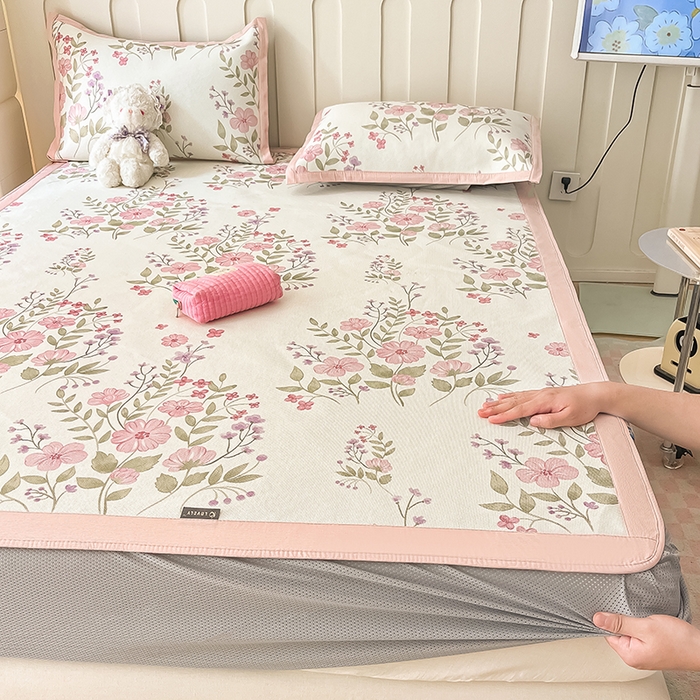 91家纺网 家纺一手货源 找家纺 安哆啦家纺 2025新款A类小清新卡通高品质冰藤印花凉席床笠床席款 冰藤席-夏日初恋【床笠款】