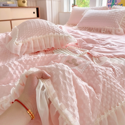 91家纺网 家纺一手货源 找家纺 （总）2025新款韩版公主风字母格泡泡纱夏凉被四件套