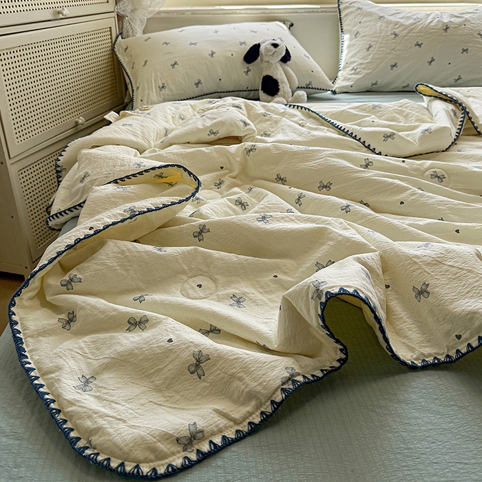 91家纺网 家纺一手货源 找家纺 星巴k家纺 2025新款春夏云感双层纱A类母婴级三角针夏被贝壳边夏凉被贝壳绣【可提供买家秀】 贝壳绣-蝴蝶结蓝