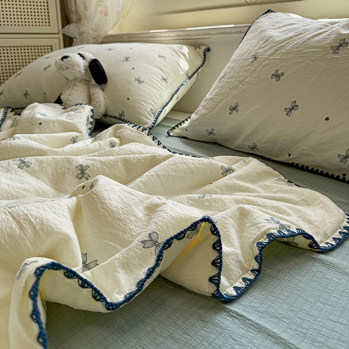 91家纺网 家纺一手货源 找家纺 星巴k家纺 2025新款春夏云感双层纱A类母婴级三角针夏被贝壳边夏凉被贝壳绣【可提供买家秀】 贝壳绣-蝴蝶结蓝