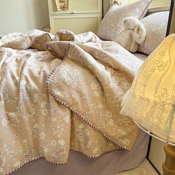 91家纺网 家纺一手货源 找家纺 星巴k家纺 2025新款春夏云感双层纱A类母婴级三角针夏被贝壳边夏凉被贝壳绣【可提供买家秀】 贝壳绣-蜡笔画