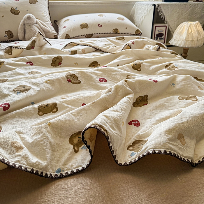 91家纺网 家纺一手货源 找家纺 星巴k家纺 2025新款春夏云感双层纱A类母婴级三角针夏被贝壳边夏凉被贝壳绣【可提供买家秀】 贝壳绣-樱桃小熊