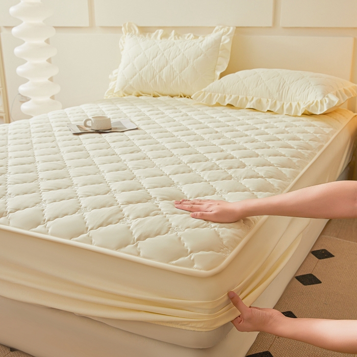 91家纺网 家纺一手货源 找家纺 怡源梦 2025新款蝶恋系列亲肤棉夹棉床笠 米黄