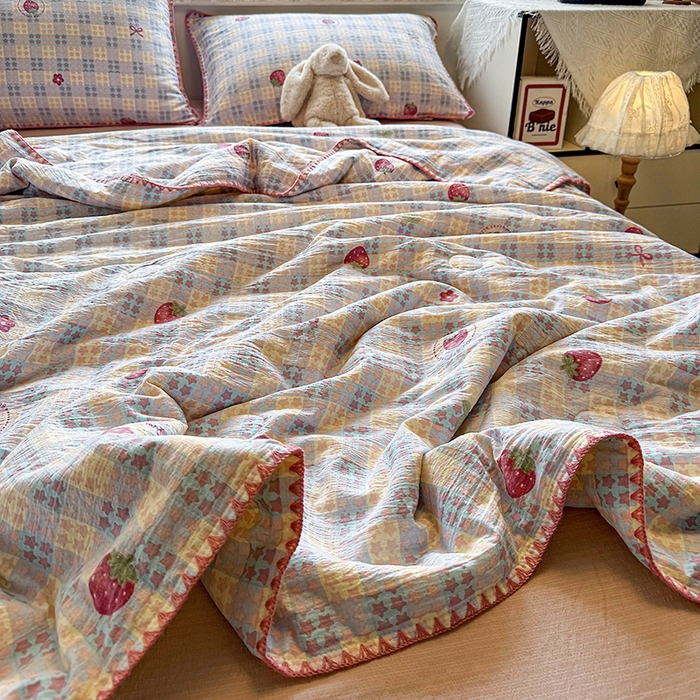 91家纺网 家纺一手货源 找家纺 星巴k家纺 2025新款春夏云感双层纱A类母婴级三角针夏被贝壳边夏凉被贝壳绣【可提供买家秀】 贝壳绣-草莓甜心