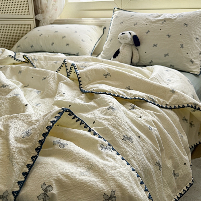 91家纺网 家纺一手货源 找家纺 星巴k家纺 2025新款春夏云感双层纱A类母婴级三角针夏被贝壳边夏凉被贝壳绣【可提供买家秀】 贝壳绣-蝴蝶结蓝