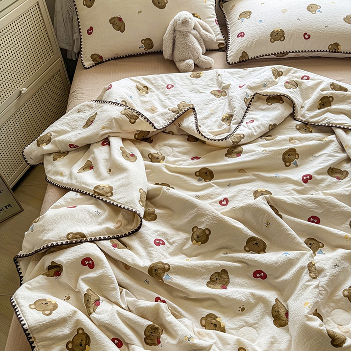 91家纺网 家纺一手货源 找家纺 星巴k家纺 2025新款春夏云感双层纱A类母婴级三角针夏被贝壳边夏凉被贝壳绣【可提供买家秀】 贝壳绣-樱桃小熊