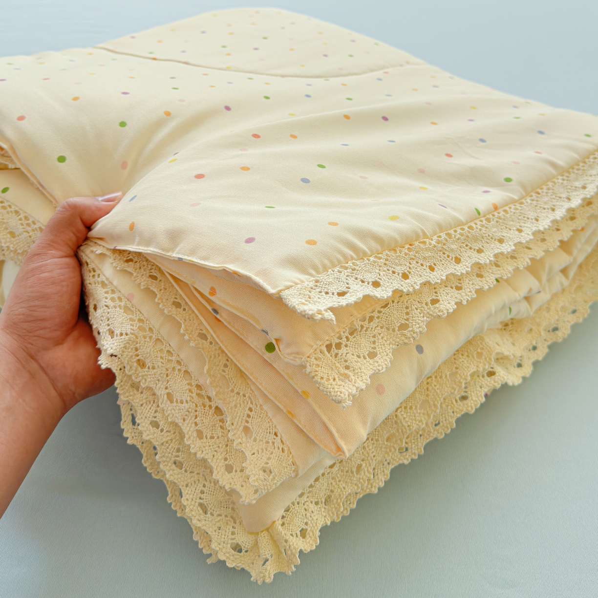 91家纺网 家纺一手货源 找家纺 可思家纺 2025新款针织棉双层纱夏被 奶油波点