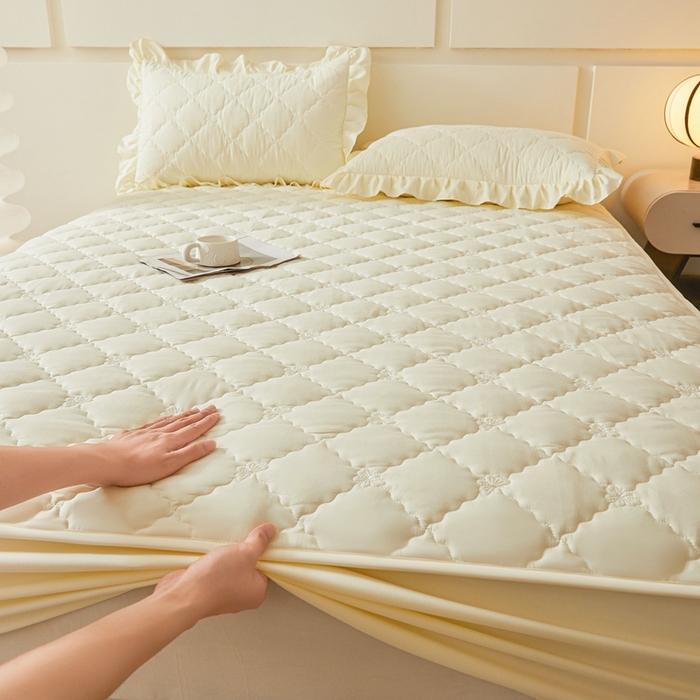 91家纺网 家纺一手货源 找家纺 怡源梦 2025新款蝶恋系列亲肤棉夹棉床笠 米黄