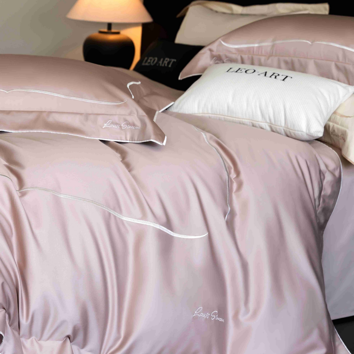 91家纺网 家纺一手货源 找家纺 涞澳家纺 2025新款80S全棉贡缎小蛮腰四件套-浅依 浅依-粉灰