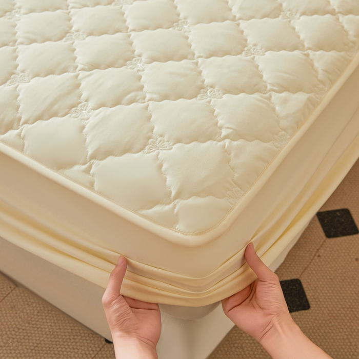 91家纺网 家纺一手货源 找家纺 怡源梦 2025新款蝶恋系列亲肤棉夹棉床笠 米黄