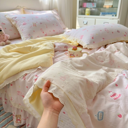 91家纺网 家纺一手货源 找家纺 2025新款小清新全棉花边水洗棉夏凉被四件套 兔兔下午茶