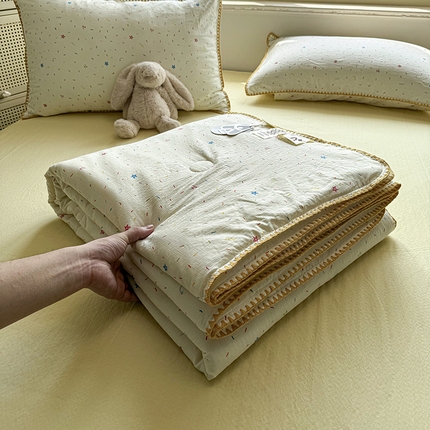 91家纺网 家纺一手货源 找家纺 （总）星巴k家纺 2025新款春夏云感双层纱A类母婴级三角针夏被贝壳边夏凉被贝壳绣【可提供买家秀】