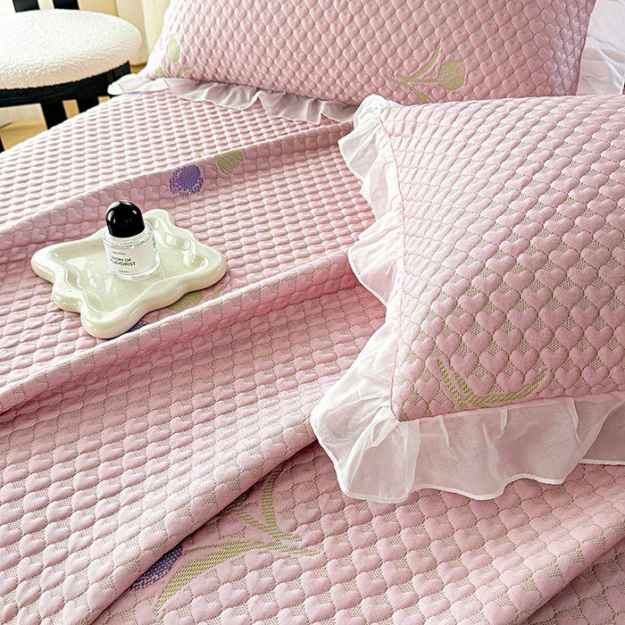 91家纺网 家纺一手货源 找家纺 提花大世界 2025新款A类PE乙纶冰丝凉感三色织550克冰豆豆凉席床裙软凉席 郁金香—PE粉