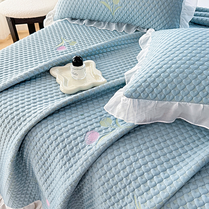 91家纺网 家纺一手货源 找家纺 提花大世界 2025新款A类PE乙纶冰丝凉感三色织550克冰豆豆凉席床裙软凉席 郁金香—PE蓝