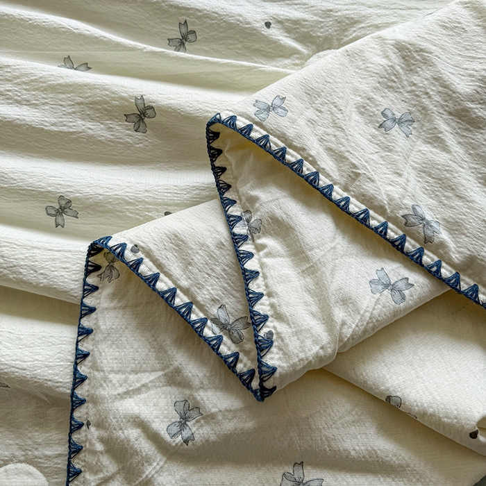 91家纺网 家纺一手货源 找家纺 星巴k家纺 2025新款春夏云感双层纱A类母婴级三角针夏被贝壳边夏凉被贝壳绣【可提供买家秀】 贝壳绣-蝴蝶结蓝