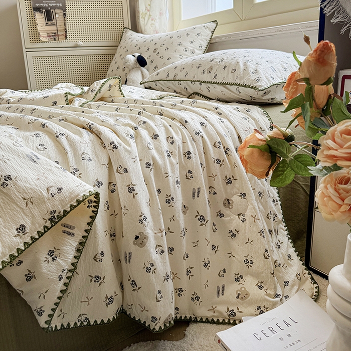 91家纺网 家纺一手货源 找家纺 星巴k家纺 2025新款春夏云感双层纱A类母婴级三角针夏被贝壳边夏凉被贝壳绣【可提供买家秀】 贝壳绣-风铃小熊