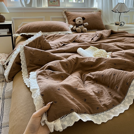 水墨江南 2025新款全棉镂空花边夏被四件套 小蝴蝶结咖