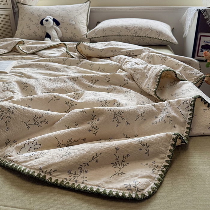 91家纺网 家纺一手货源 找家纺 星巴k家纺 2025新款春夏云感双层纱A类母婴级三角针夏被贝壳边夏凉被贝壳绣【可提供买家秀】 贝壳绣-森田小兔