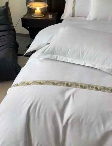 91家纺网 家纺一手货源 找家纺 梦庭帛美 2025新款宾馆刺绣四件套 山川-金