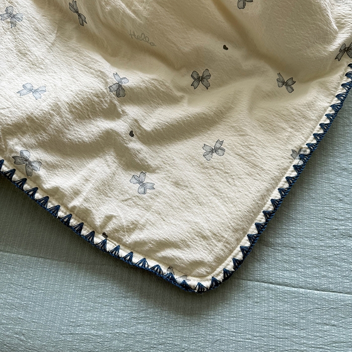 91家纺网 家纺一手货源 找家纺 星巴k家纺 2025新款春夏云感双层纱A类母婴级三角针夏被贝壳边夏凉被贝壳绣【可提供买家秀】 贝壳绣-蝴蝶结蓝